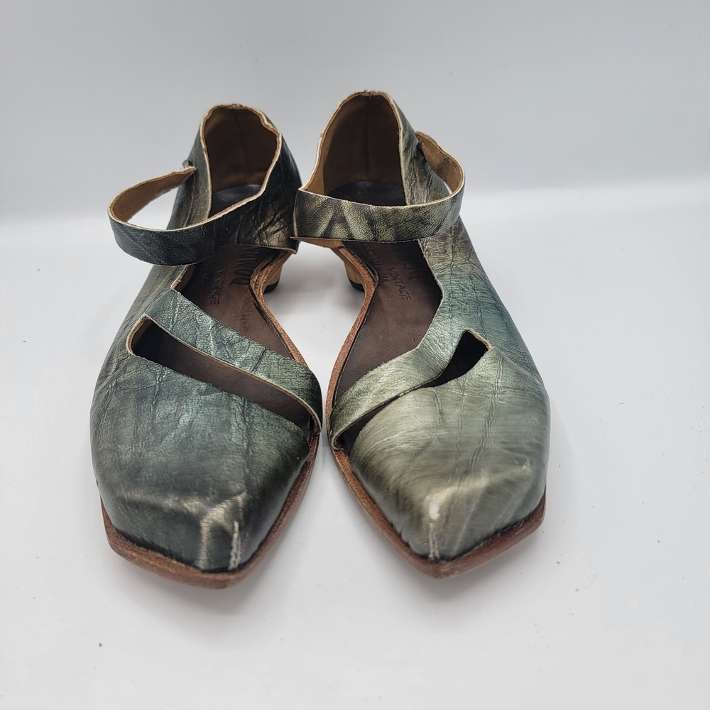 Cydwoq Elegant Green Handmaid Shoes - Picture 3 of 9